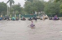Nhiều nơi ở Hà Nội ngập nặng do mưa lớn lúc sáng sớm