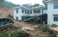 Sau tiếng nổ lớn, nhân viên y tế hô hoán bỏ chạy, đất vùi một góc trạm y tế xã