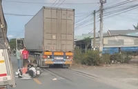 Sụp ổ gà trên Quốc lộ 62, hai cô gái trẻ thoát chết dưới bánh xe container