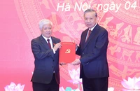 Tổng Bí thư Tô Lâm trao quyết định làm Phó Bí thư thường trực Đảng ủy Quốc hội cho ông Đỗ Văn Chiến