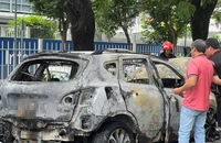 TPHCM: Ô tô bốc cháy ngùn ngụt trong khuôn viên chung cư