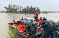 Đắk Lắk: Khẩn cấp cứu hộ, tiếp tế lương thực cho người dân vùng lũ