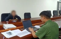 Công an làm việc với người chia sẻ bài viết phản động của Lê Trung Khoa. Ảnh: CA