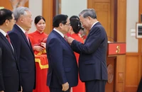 Tổng Bí thư trao Huân chương Quân công, huy hiệu Đảng tặng Thủ tướng Phạm Minh Chính và các lãnh đạo, nguyên lãnh đạo