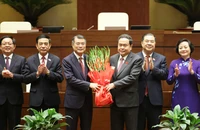 Chủ tịch Quốc hội tặng hoa chúc mừng Thủ tướng, Phó Thủ tướng, Bộ trưởng và thành viên Chính phủ nhiệm kỳ mới