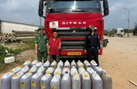 Tài xế chở dầu qua biên giới. Ảnh: BP
