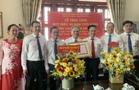 Lãnh đạo Thành ủy TP.HCM trao Huy hiệu 45 năm tuổi Đảng cho ông Nguyễn Đức Hòa dịp 19-5