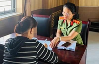 Công an làm việc với một trong những người bán tài khoản ngân hàng. Ảnh: CA