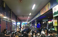 Mưa lớn, tắc đường, nhiều người trễ chuyến xe về quê dịp lễ