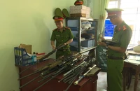 Đi từng ngõ, gõ từng nhà vận động dân giao nộp vũ khí