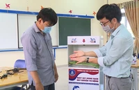 Đại học Tây Nguyên chế tạo máy rửa tay sát khuẩn tự động