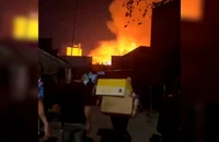 Video: Xưởng gỗ bốc cháy dữ dội, người dân tháo chạy trong đêm