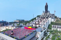 Hàng ngàn du khách dự lễ thượng cờ trên đỉnh Bà Đen dịp Giỗ Tổ
