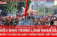 Cảm xúc dâng trào khi đoàn diễu binh đi trong vòng tay nhân dân 