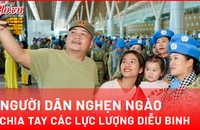 Người dân nghẹn ngào chia tay các lực lượng diễu binh tại sân bay Tân Sơn Nhất