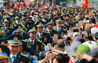Chùm ảnh: Người dân vỡ òa trong niềm tự hào đón đoàn diễu binh kỷ niệm 30-4