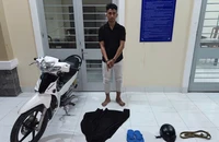 Cướp giật điện thoại của thiếu niên, hai người bị bắt giữ