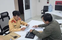 CSGT Lâm Đồng biểu dương tài xế 2 lần vượt đèn đỏ để cứu người bị nạn
