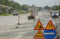 Cận cảnh đường tỉnh 789 ngàn tỉ đình trệ, người dân khổ vì bụi và ngập