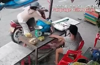 Giả vờ mua hàng, đôi nam nữ giật điện thoại của phụ nữ khuyết tật