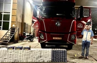 Bắt giữ xe đầu kéo giấu 3.000 bao thuốc lá lậu và pháo hoa nổ tại Mộc Bài