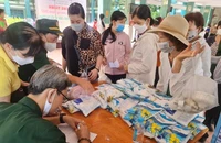 Hàng trăm người mang rác đổi lấy quà ở Tân Phú