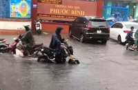 Nhiều tuyến đường ở TP.HCM ngập nặng sau cơn mưa lớn