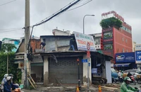 Quận Tân Phú giải tỏa ngôi nhà án ngữ giữa đường gần 10 năm