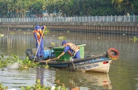TP.HCM chi hàng chục tỉ mỗi năm để vớt rác trên kênh
