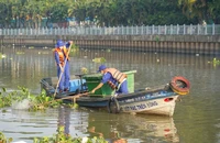 TP.HCM giải quyết các vướng mắc để đẩy nhanh việc vớt rác trên sông