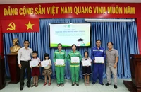 Trao học bổng hơn 100 triệu đồng cho con em công nhân vệ sinh môi trường