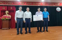 Sở Xây dựng TP.HCM và Ủy ban MTTQ Việt Nam quận 1 ủng hộ đồng bào bị thiệt hại do bão số 3