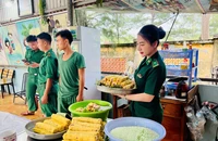 Chiến sĩ biên phòng mang xuân về xã đảo Cần Giờ