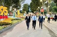 Nhiều tác phẩm độc, lạ được trưng bày tại Hội hoa xuân năm 2025