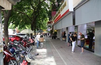 TP.HCM ngừng thu phí vỉa hè, các phường chờ đề án mới