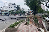Sạt lở, sụt lún ở phường Chánh Hưng, mặt đường đổ sụp xuống kênh