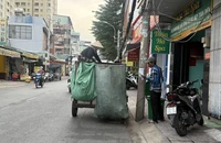 Hơn 3.000 gói bảo hiểm được trao cho lực lượng thu gom rác dân lập
