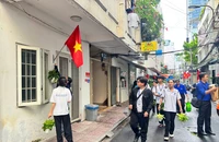 Phường Cầu Ông Lãnh tặng cây xanh và bẫy muỗi cho người dân