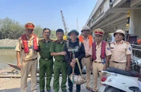 Cảnh sát đường thủy TP.HCM truy đuổi lái ghe đổ thuốc trừ sâu xuống rạch để bắt tôm, cá