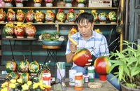 Dừa vẽ thư pháp gây “sốt” thị trường Tết