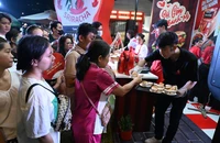 Người dân háo hức check-in, thưởng thức bánh tại Lễ hội bánh mì Việt Nam lần 3