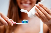Nên đánh răng trước hay sau ăn sáng? 