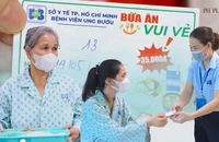 'Bữa ăn vui vẻ' tiếp sức người bệnh tại Bệnh viện Ung Bướu TP.HCM