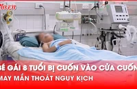 Bé gái 8 tuổi bị cuốn vào cửa cuốn, may mắn thoát nguy kịch