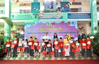 Báo Pháp Luật TP.HCM mang Tết thiếu nhi đến với 1.000 học sinh huyện Bình Chánh
