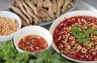 Ăn tiết canh vịt, dê có an toàn hơn tiết canh lợn?