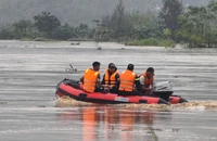 Đang đưa nhiều người kẹt giữa dòng Trà Khúc vào bờ