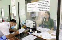 Người dân làm thủ tục hưởng trợ cấp thất nghiệp tại Trung tâm Dịch vụ việc làm TP.HCM. Ảnh: NGUYỆT NHI