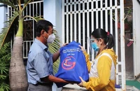 Lãnh đạo Liên đoàn Lao động quận Bình Tân, TP.HCM trao quà hỗ trợ cho công nhân lao động gặp khó khăn do dịch COVID-19. Ảnh: Liên đoàn Lao động quận Bình Tân cung cấp
