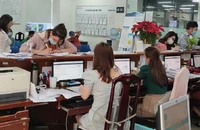 Người dân đến làm thủ tục hành chính tại BHXH TP.HCM. Ảnh : Nguyễn Hiền